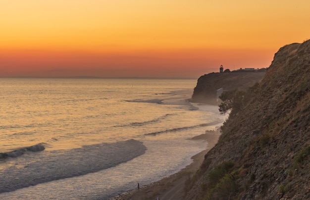 Vagues bleu foncé contre le magnifique coucher de soleil orange sur la mer Noire, Anapa, Russie