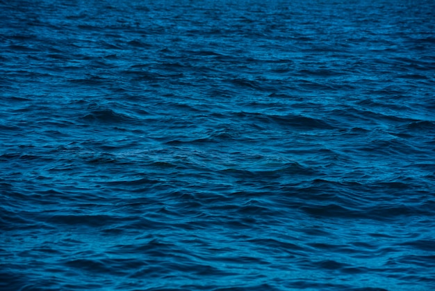 vagues bleues profondes de l'océan