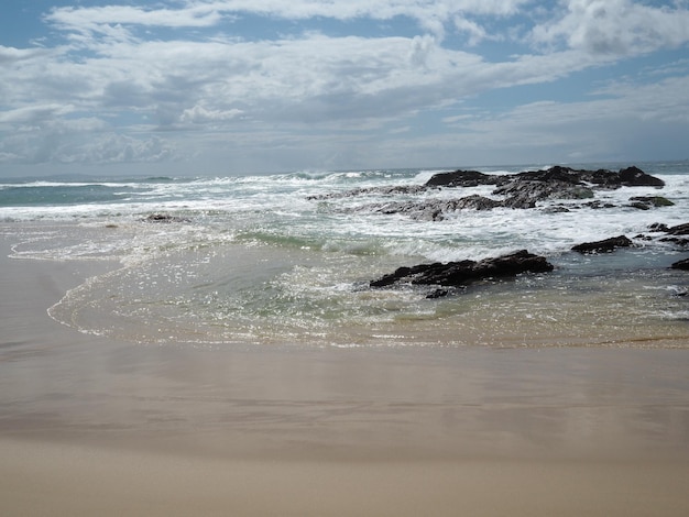 Photo vagues calmes frappant la mer