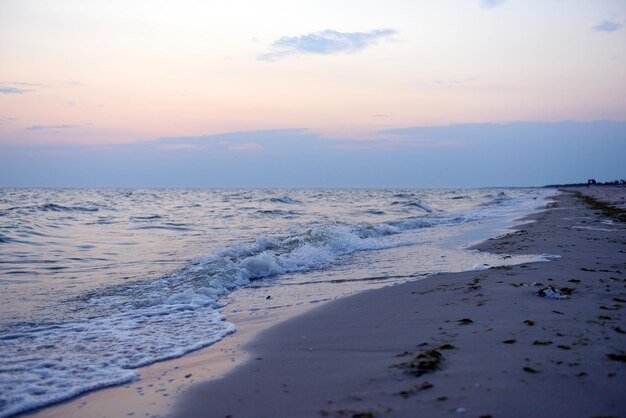 Vagues et ciel de bord de mer au coucher du soleil