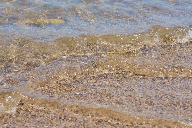 Des vagues claires sur une plage de sable tropicale en Crète, Grèce.