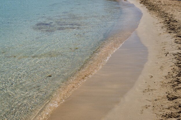 Vagues claires et sable coloré sur la plage de sable tropicale en Crète Grèce.