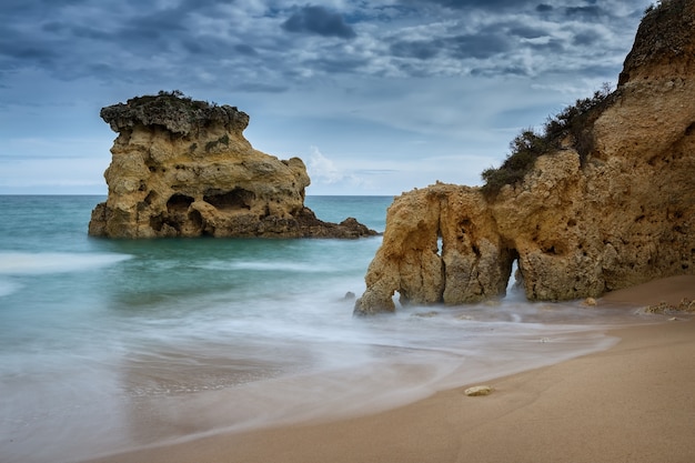 Vagues sur la côte d'Albufeira. Avant la tempête. Le Portugal.