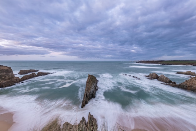 vagues sur la côte des Asturies au coucher du soleil sur une journée d&#39;hiver