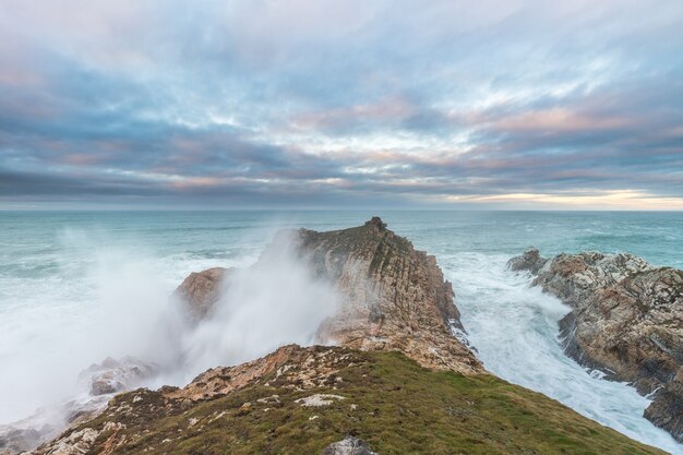 vagues sur la côte des Asturies au coucher du soleil sur une journée d&#39;hiver