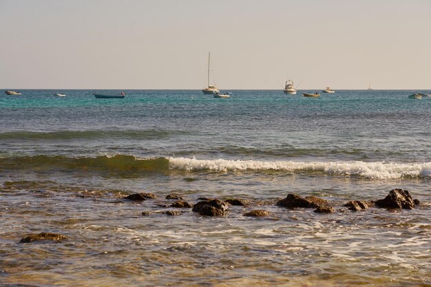 Vagues sur la côte atlantique au Cap-Vert avec des bateaux à l'horizon