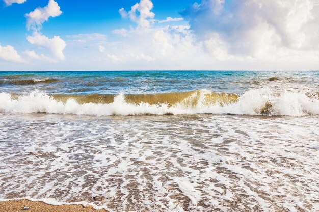 Vagues sur la côte de la mer.