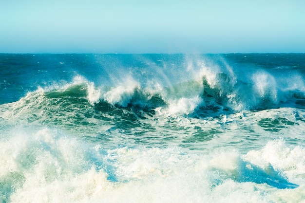 Vagues sur la côte de l'océan Atlantique à Nazare, Portugal. Fond de belle nature.