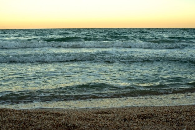 vagues et coucher de soleil sur la plage