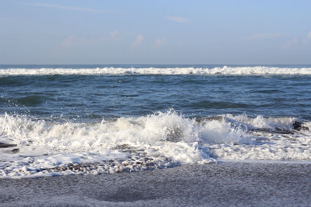 Vagues dans la mer bleue