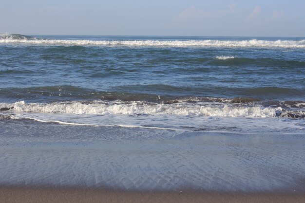 Vagues dans la mer bleue