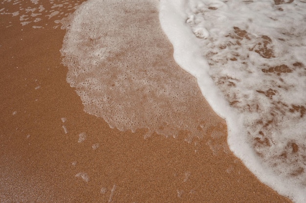 Photo les vagues déferlent sur le bord de mer mouvement de l'eau le long du littoral