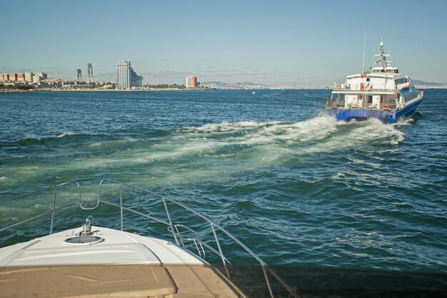 Vagues divergentes d'un yacht en mouvement rapide, éclaboussures de vagues de la mer, piste de yacht