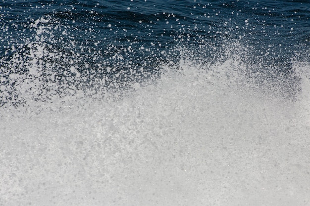 Vagues divergentes d'un yacht en mouvement rapide, éclaboussures de vagues de la mer, piste de yacht