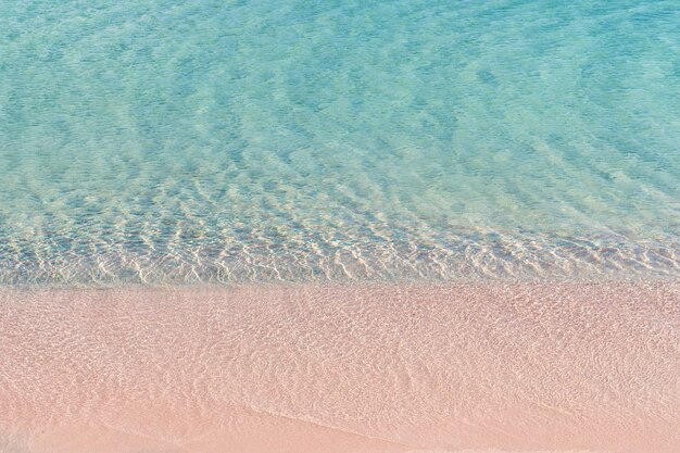 Vagues douces de la mer sur le sable rose et belle plage