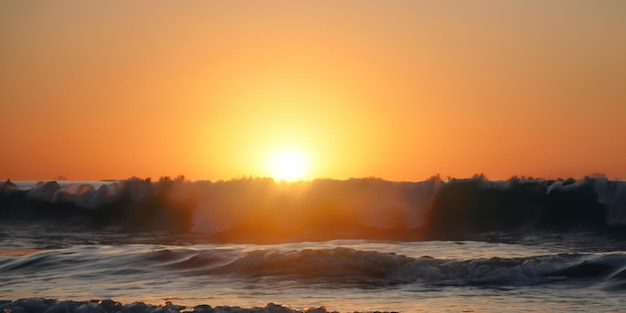 Les vagues du crépuscule embrassent l'adieu du soleil