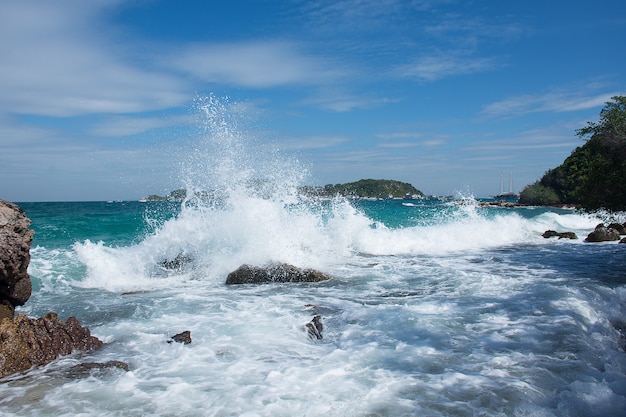 Vagues dures frappant un rocher pour le fond