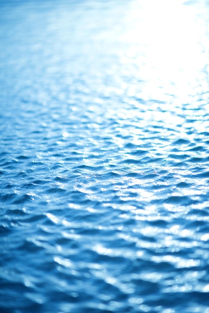 Photo vagues d'eau arrière-plan tons bleus surface de l'eau photographie verticale