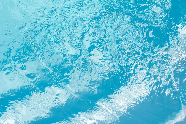 Vagues d'eau dans une piscine bleue