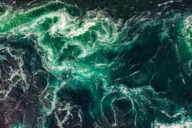 Les vagues d'eau du fleuve et de la mer se rencontrent à marée haute et à marée basse. Tourbillons du maelström de Saltstraumen, Nordland, Norvège