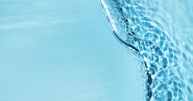 Vagues d'eau de nature d'été au soleil Texture de surface d'eau claire de couleur liquide Aquamint