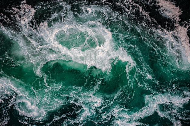 Les vagues d'eau de la rivière et de la mer se rencontrent à marée haute et à marée basse