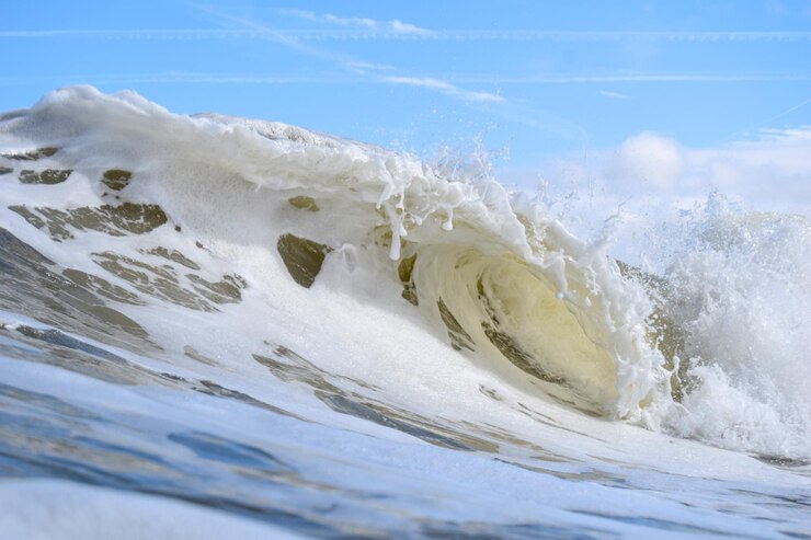 Photo les vagues éclaboussent sur le rivage contre le ciel