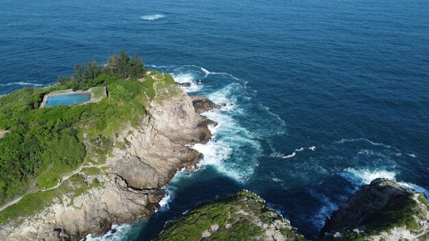 Photo les vagues écrasent le rockstung lung chau