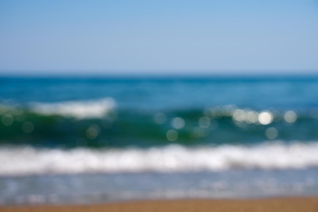 Vagues floues en arrière-plan sur la côte sablonneuse de Crète