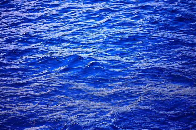 vagues de fond abstrait eau de mer / fond bleu, nature eau de mer humide avec ondulations