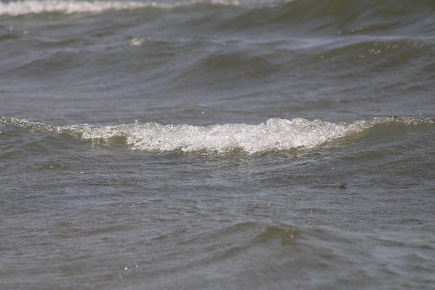 Vagues frappant la plage de la mer Égée