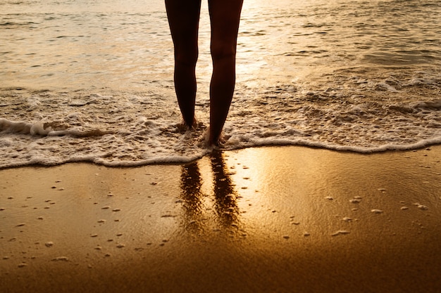 Vagues, frapper, femme, jambes, debout, mer