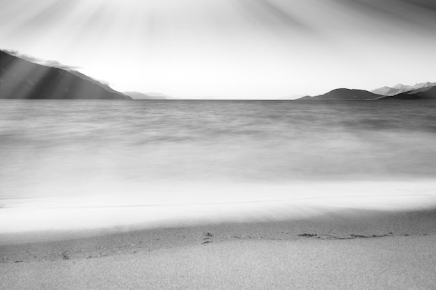 Vagues de marée noir et blanc avec fond de paysage de fuite de lumière hd