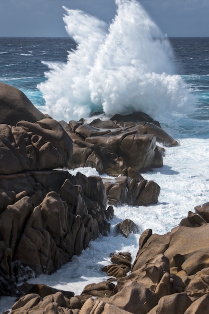 Vagues martelant la côte à Capo Testa Sardaigne