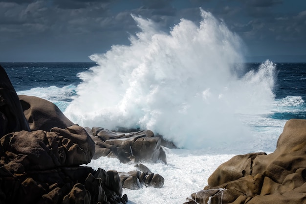 Vagues martelant la côte à Capo Testa