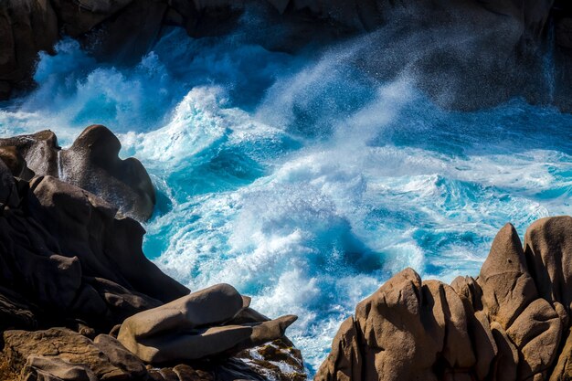 Vagues martelant la côte à Capo Testa