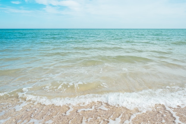 Vagues de la mer bleu turquoise avec des nuages de sable et de ciel