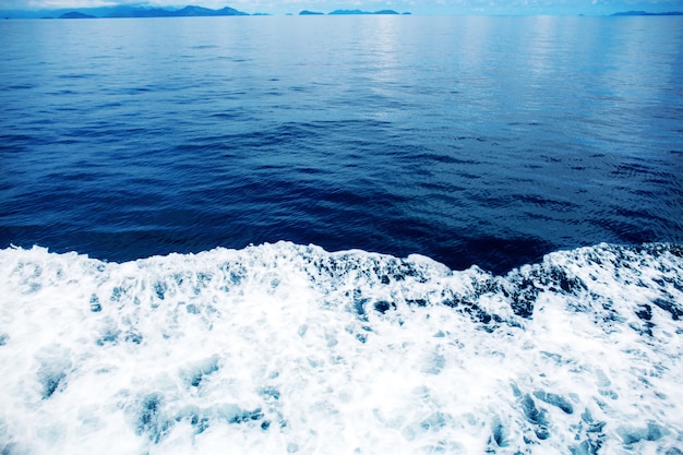 Vagues de mer bleue avec fond.