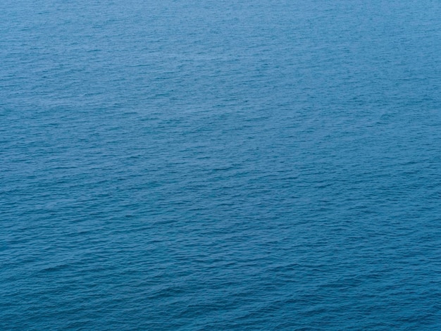 Vagues de la mer bleue