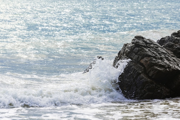 Vagues de la mer contre les rochers dans la mer, fond nature, plage de la mer