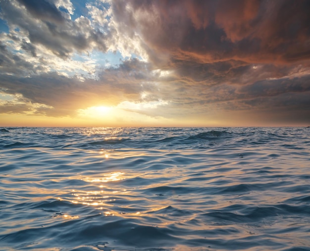 Vagues de la mer et coucher de soleil