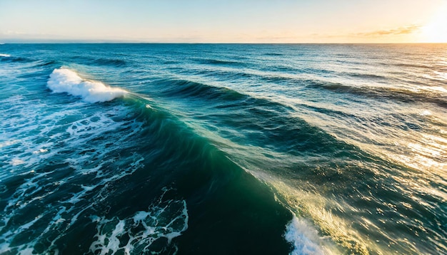 Les vagues de la mer L'eau de l'océan bleu profond Paysage naturel ensoleillé Voyage et tourisme