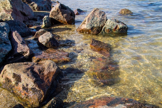 Vagues de la mer éclaboussant les rochers