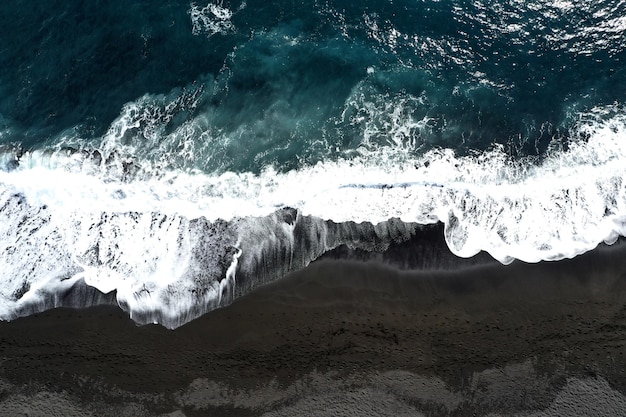Les vagues de la mer éclaboussent sur les rochers