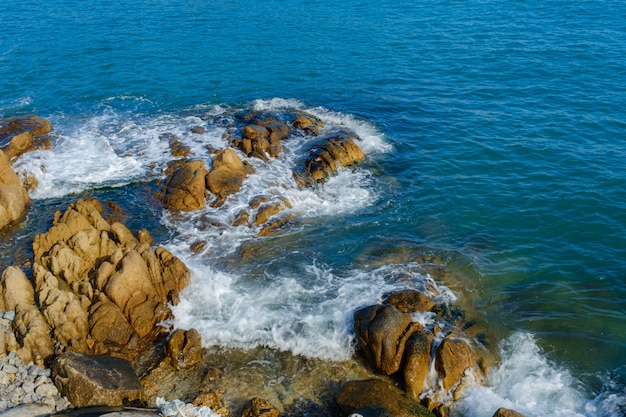 Les vagues de la mer éclaboussent sur les rochers