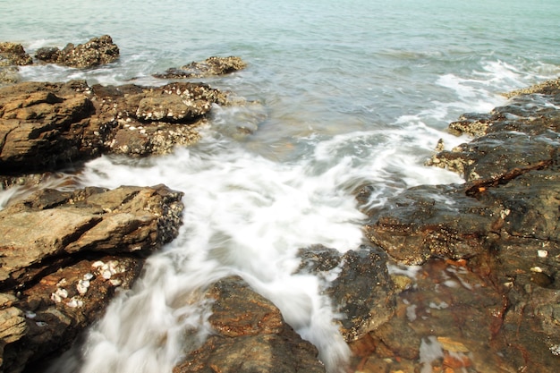 Vagues de la mer frappant des rochers et des éclaboussures