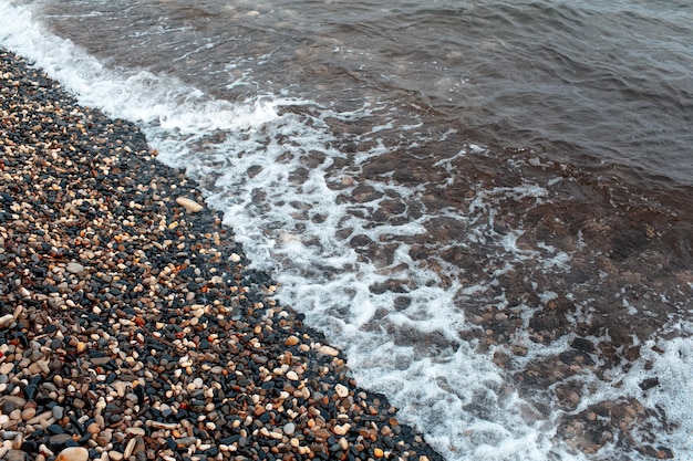 Vagues de la mer Méditerranée sur la plage de galets à Chypre