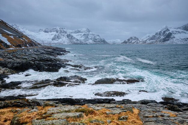 Photo vagues de la mer de norvège sur la côte rocheuse des îles lofoten, norvège