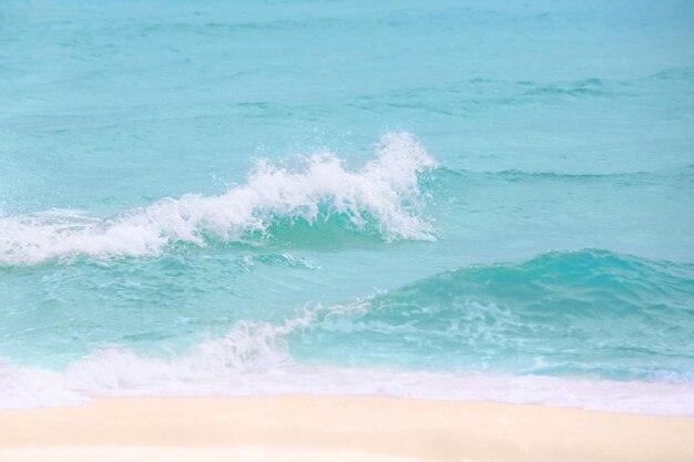 Vagues de la mer sur la plage du resort