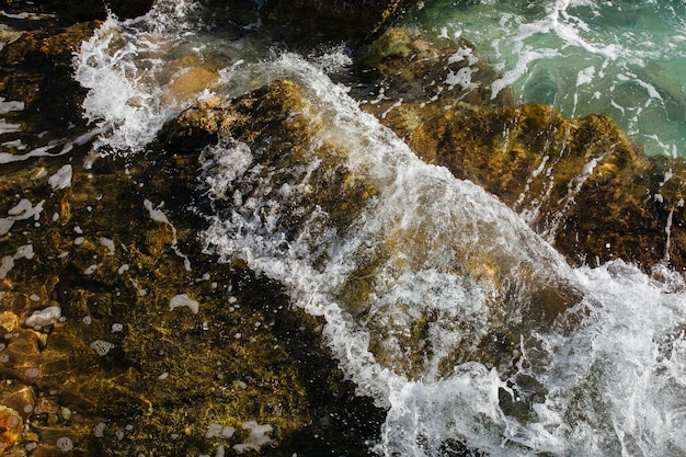 Les vagues de la mer sur la plage de galets de Céphalonie